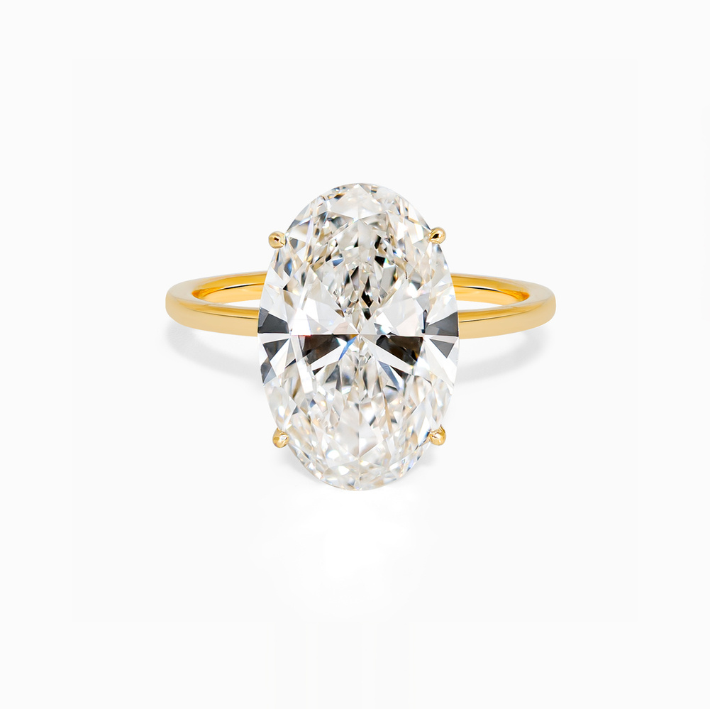 Помолвочное кольцо с овальным бриллиантом — один из самых популярных вариантов дизайна для предложения