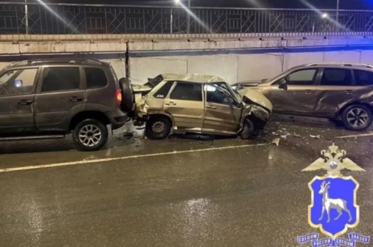   В Самаре Subaru столкнулся с двумя автомобилями при выезде с парковки