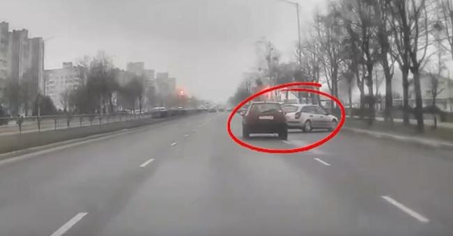 Классика жанра: 23 декабря 2025 года в Солигорске экипаж ГАИ преследовал автомобиль Volksvagen Golf после того как водитель проигнорировал требование об остановке и совершил несколько ДТП. В итоге у 39-летнего мужчины – 11 административных протоколов и «уголовка»