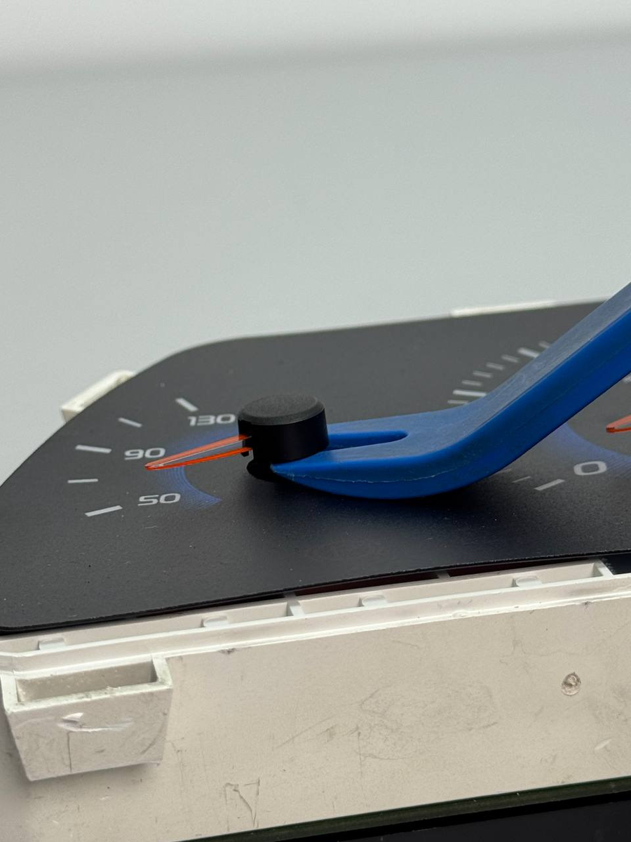 Используйте съемник (можно даже взять вилку) и аккуратно подтягивайте стрелку вверх