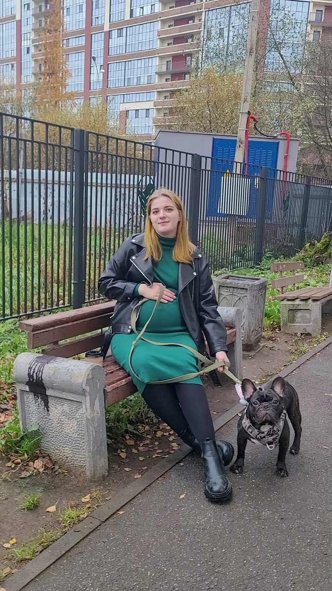 Я пузатая в парке