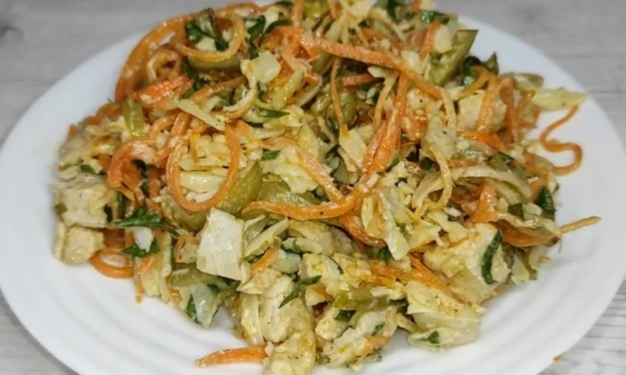 Салат «Лисичка» с курицей, сыром и корейской морковкой. Сытно и вкусно!