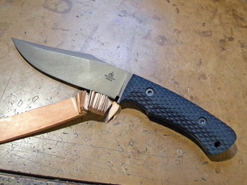 Лезвие ножа, слегка изогнутое, позволяет быстро нарезать кожу на тонкие ломтики.