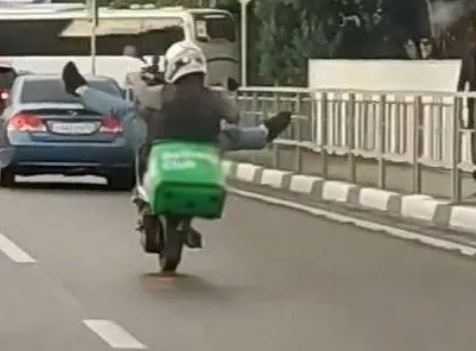 Вот он----проветривается, взопрело,видимо.... 