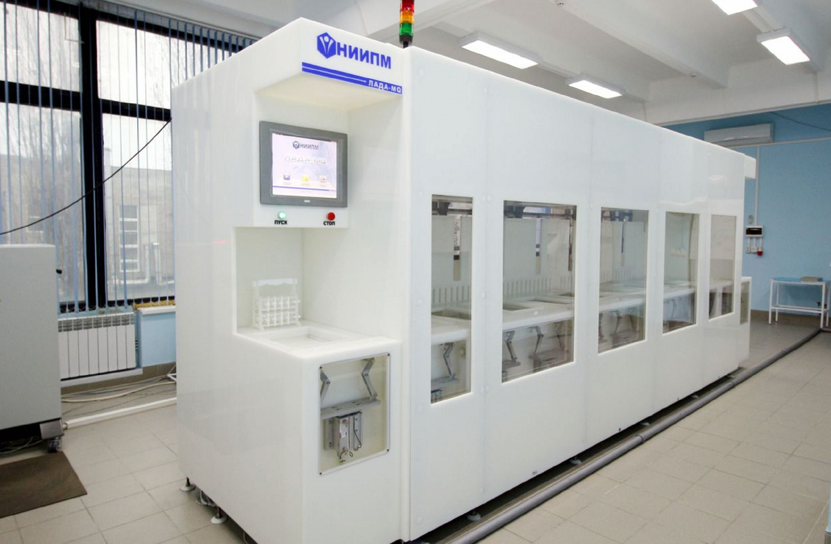 Современная автоматическая линия травления деталей из кварцевого стекла «Лада-MQ» производства воронежского НИИПМ. Изображение: vniipm.ru
