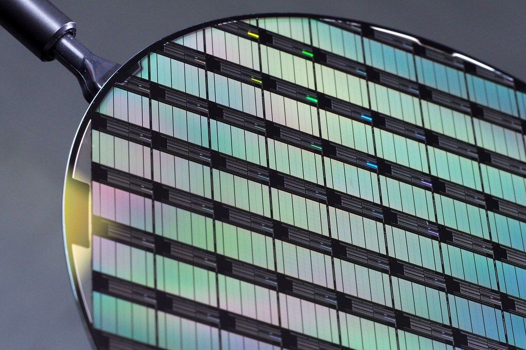 Полупроводниковая пластина c чипами производства зеленоградского завода «Микрон». Изображение: пресс-служба mikron.ru