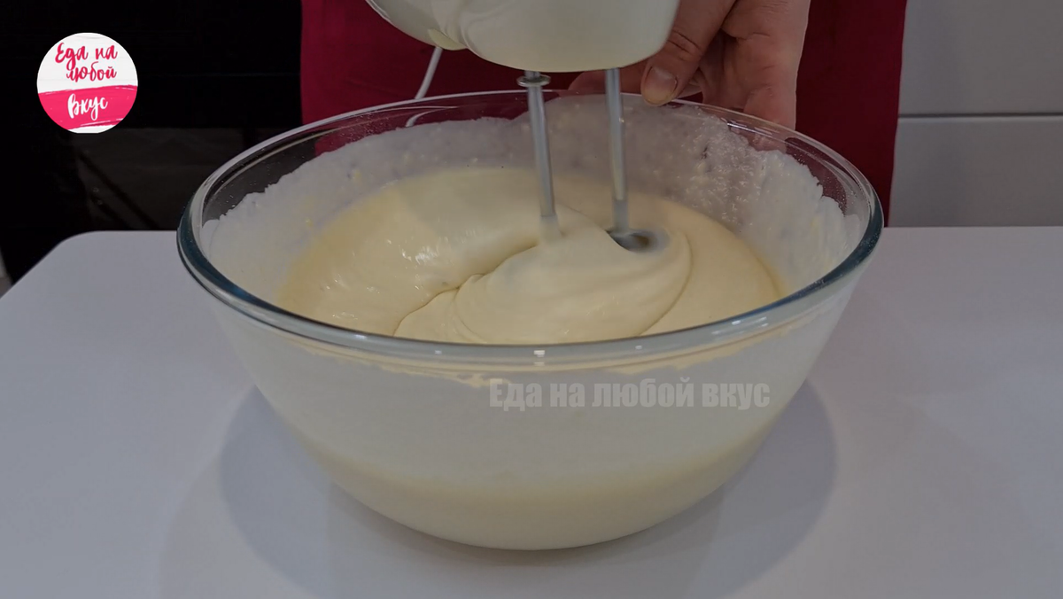 процесс замешивания густого однородного теста миксером