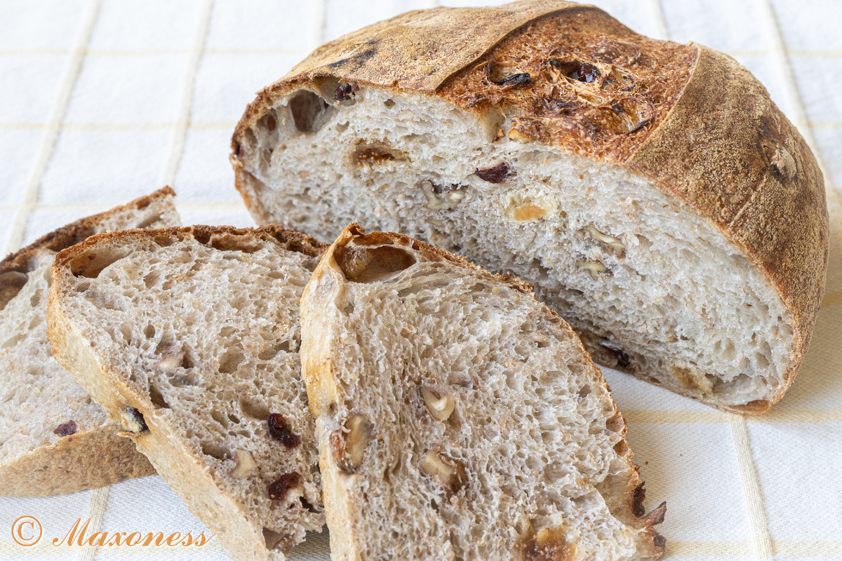 Пшеничный деревенский хлеб на закваске с орехом, клюквой и инжиром