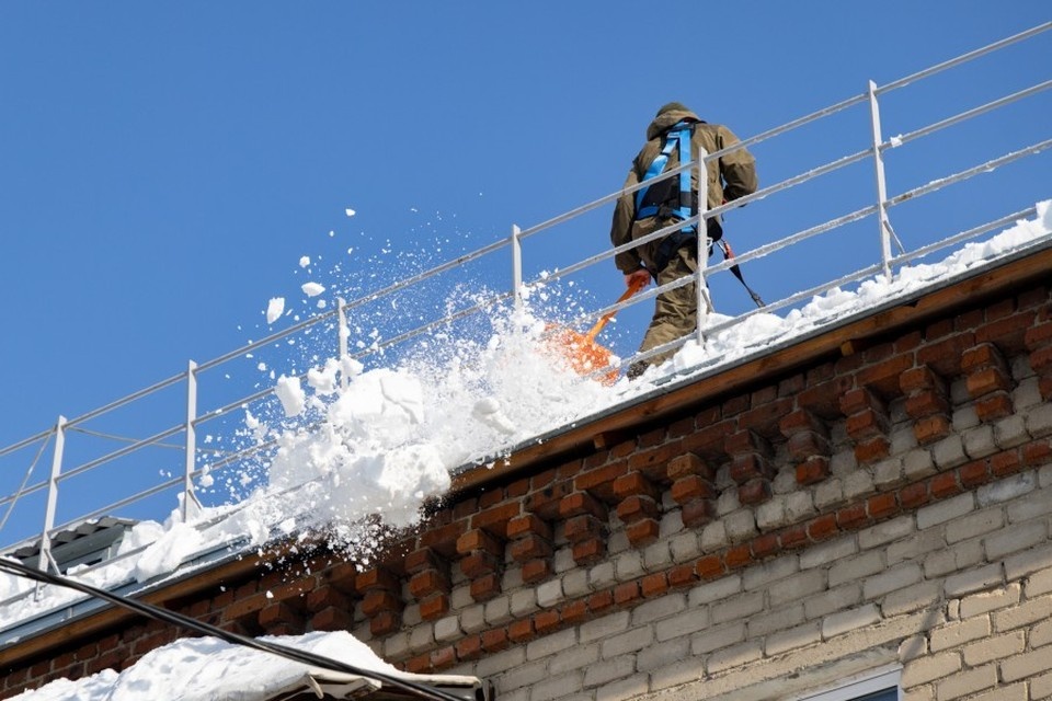    Коммунальщики, очищающие крыши от снега, имеют альпинистское оборудование. Фото: Администрация Екатеринбурга