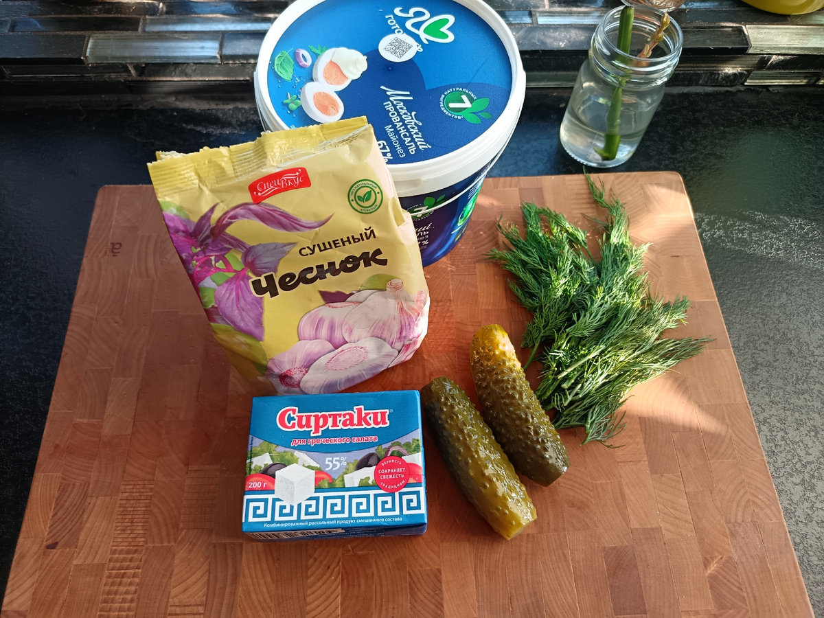 Летом я беру молодой чеснок, зимний мне не нравится, поэтому сушеный