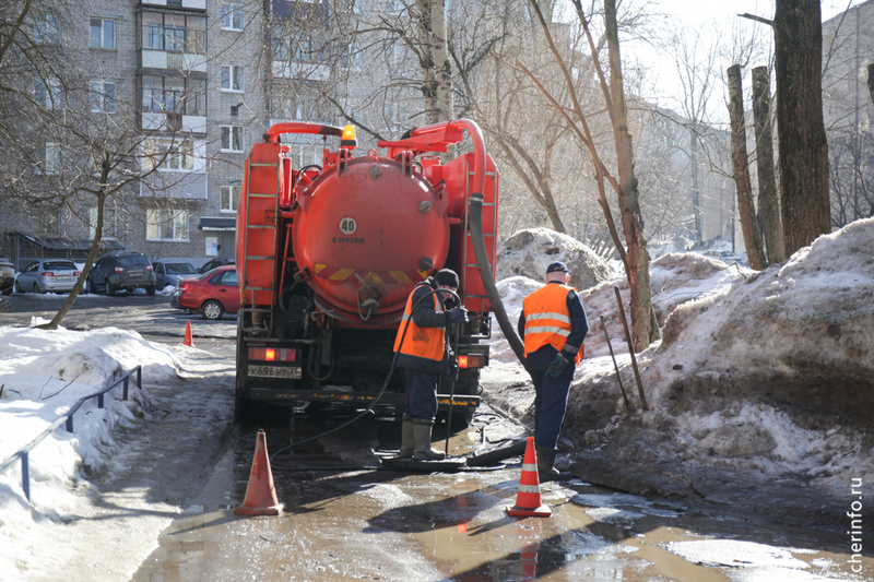    Всего на балансе "Водоканала" больше 20 тысяч колодцев. Их прочищают с помощью спецоборудования - каналопромывочной машины.