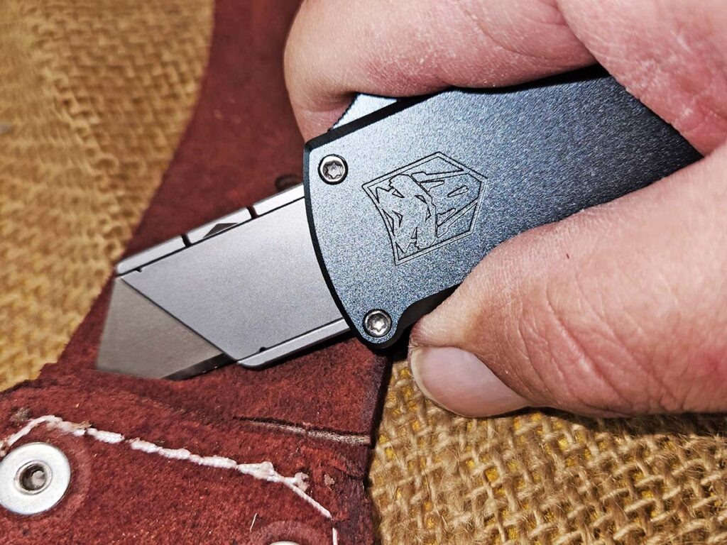 Держатель лезвия на модели CobraTec выступает дальше от рукоятки, что позволяет лучше видеть кромку и обеспечивает аккуратную резку. Если важно точно следовать линии для аккуратного среза, видимость лезвия становится критически важной.