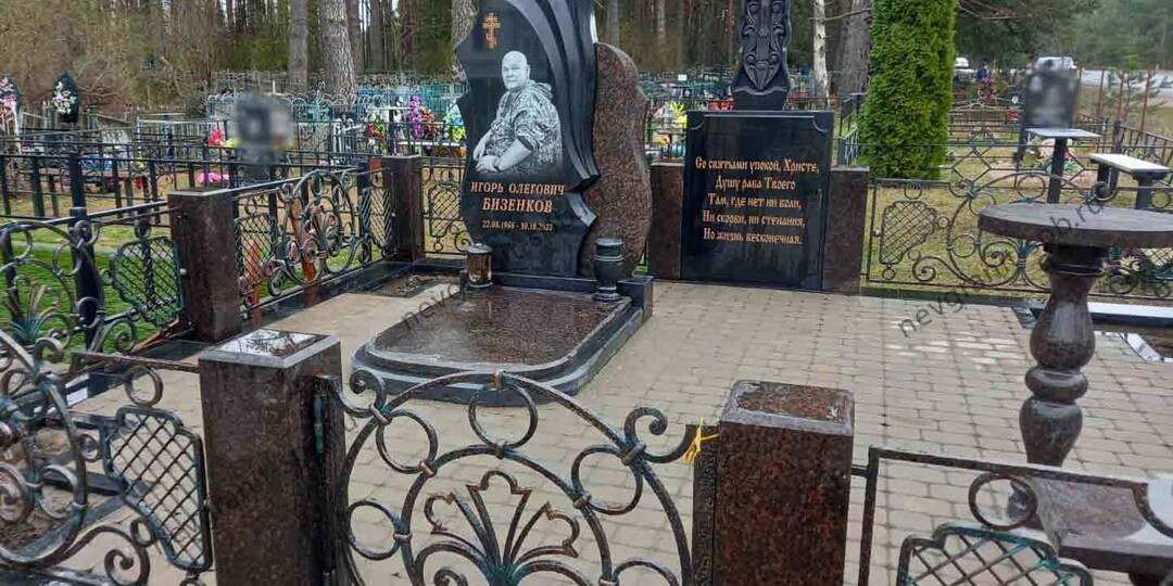 Гранитные вазы и лампады. Красота и здерженность. Примеры изготовления памятников.