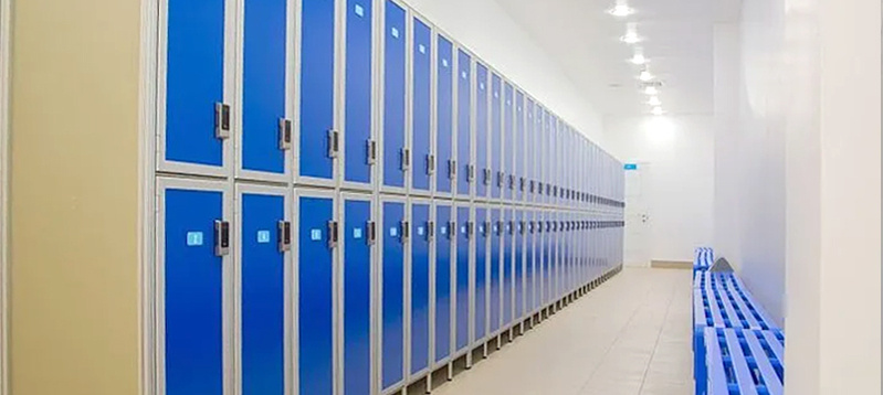 Современная раздевалка со шкафчиками и электронными замками