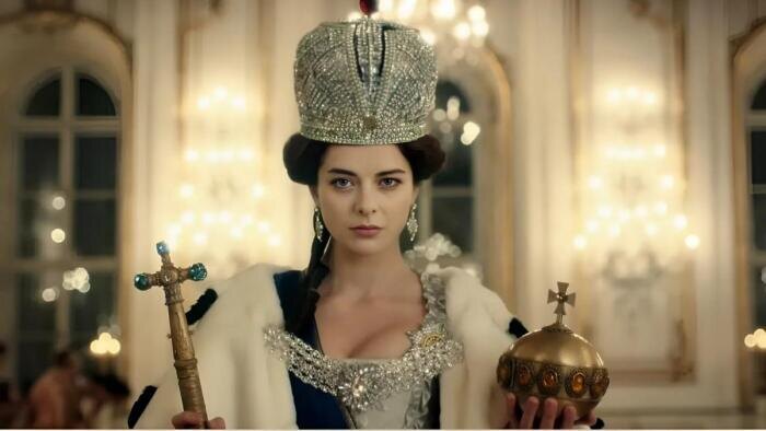 Марина Александровна носит фамилию бабушки.