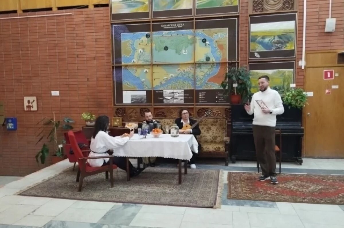    Без застолья и музыки погружение в 1990 год было бы не полным.