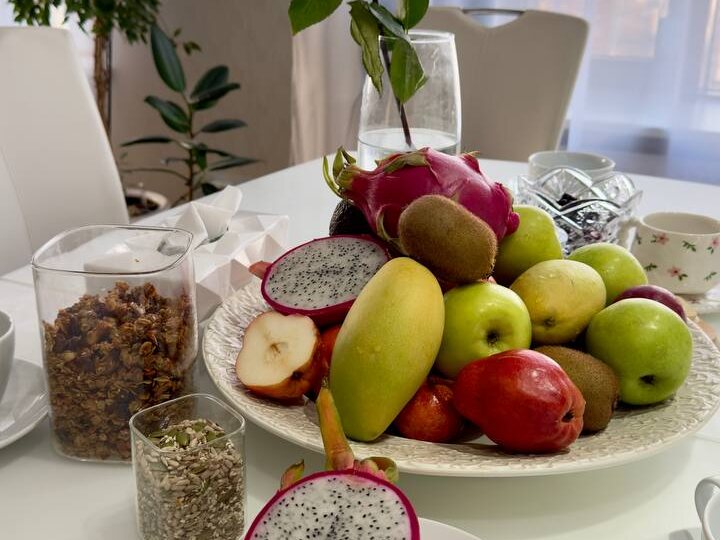 Накупила детям фруктов, приготовила домашнюю гранолу