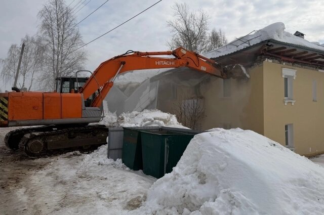    В Александровске разбирают завал после падения крыши. Фото: Администрация Александровского округа