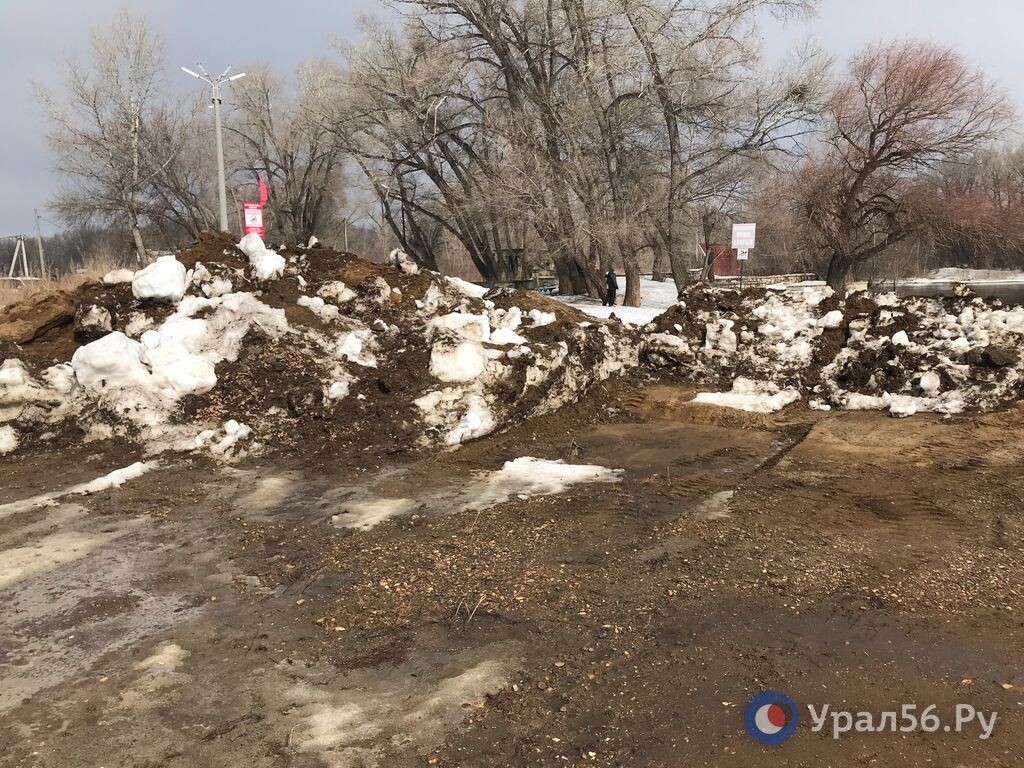    В Орске часть Детского пляжа расчистили от снега в преддверии паводка. Зачем?