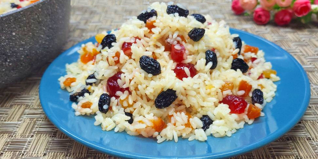 Беру рис и готовлю к ужину вкусное блюдо без мяса. Быстрый рассыпчатый плов с сухофруктами