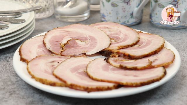 Домашняя свиная грудинка запеченная в духовке – это нечто! Сочная, мягкая, нежная и, главное, натуральная!