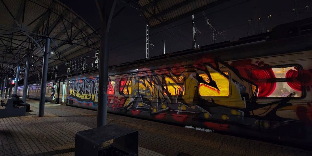 Жертвой вандалов стала электричка, что курсирует по МЦД-4