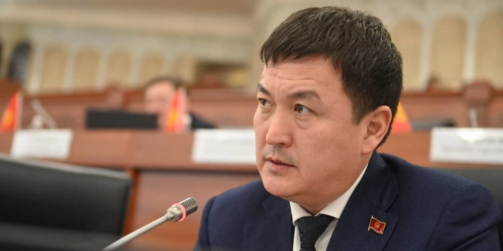 «Нахлынет волна компроматов». Как политологи расценивают сливы в политическом истеблишменте