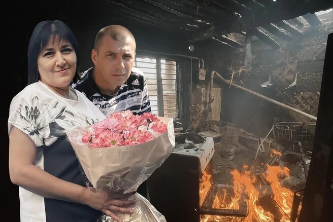 Родственники говорят о взрыве газа в доме, но следователи уверяют — причина в неосторожном обращении с огнемИсточник:Евгения Бикунова / Городские порталы