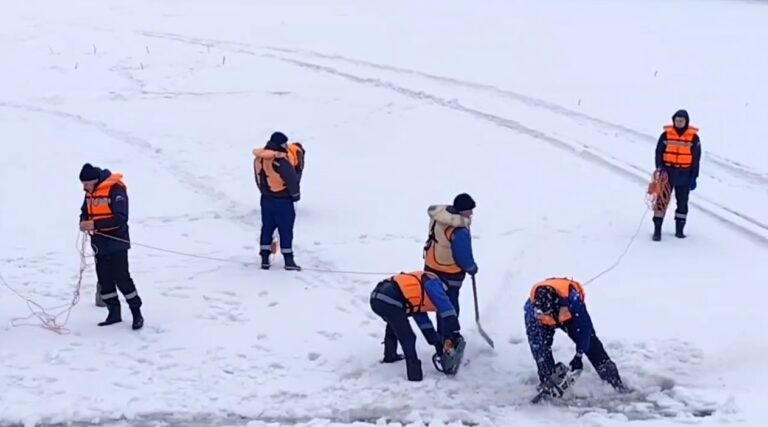    В Оренбурге распилили лёд на Сакмаре у автомобильного моста Оренбуржье