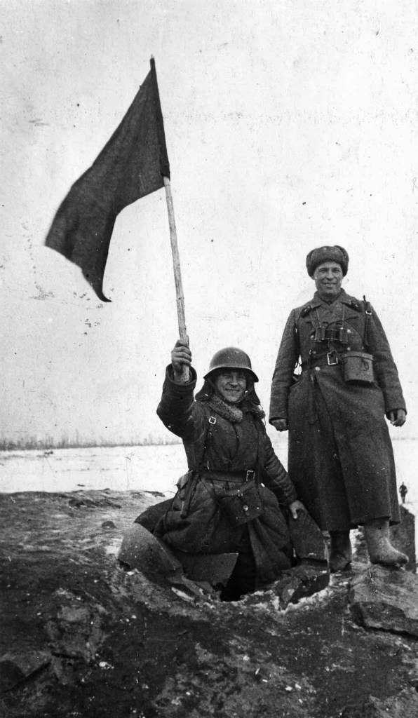 Герой Советского Союза лейтенант Михаил Иванович Сипович (слева, в разрушенном наблюдательном колпаке) и капитан Коровин на захваченном финском ДОТе.