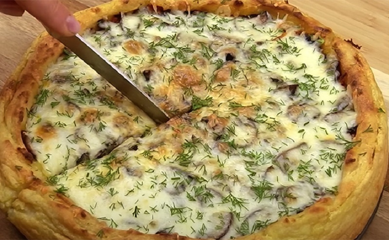 Берем обычный картофель и делаем из него основу для очень вкусного пирога