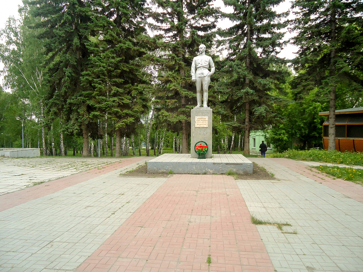 Памятник Ф.Э. Дзержинскому, установленный в 1977 году, в честь столетия со дня его рождения.