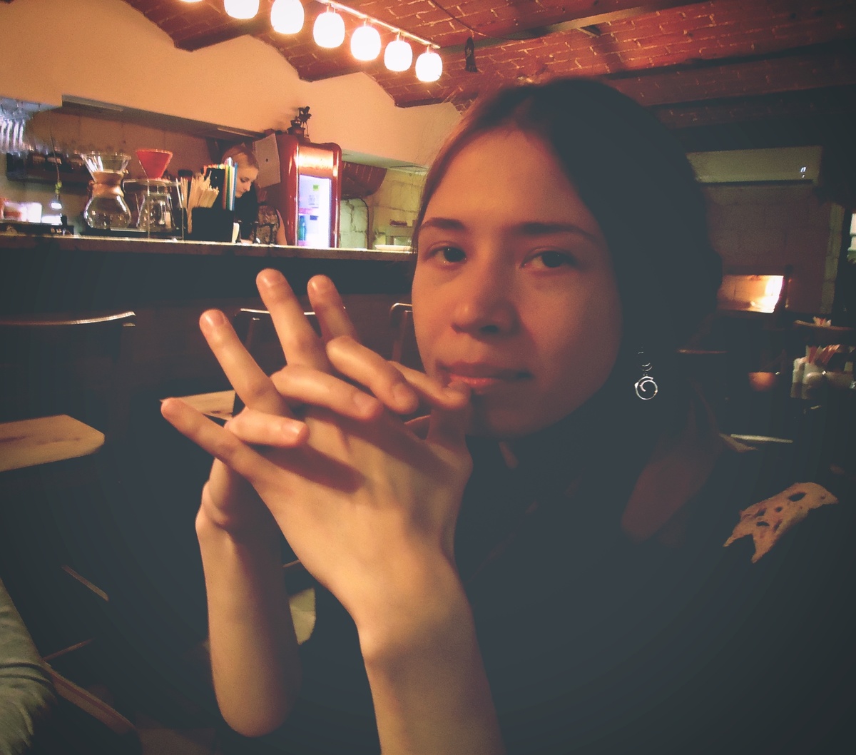 подруга Аня, которая живёт в ЮАР, но здесь она сидит в гостях, в Иркутске, в "Белой вороне", что на тогда была в подвалах дома Шафигуллиных на Карла Маркса