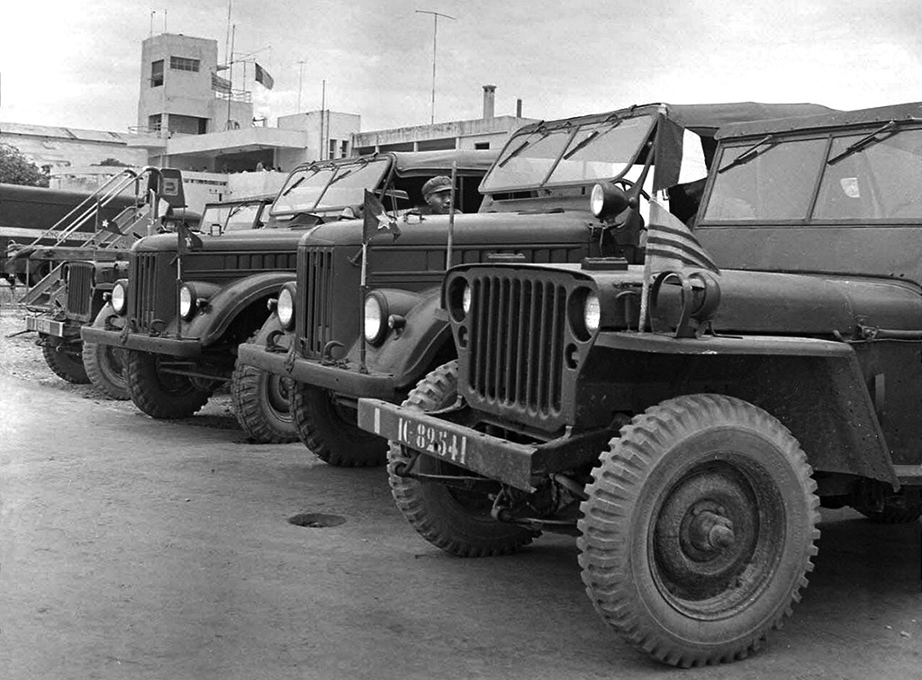 Первые автомобили СССР поставил Демократическому Вьетнаму еще в 1950‑е годы. На фото вьетнамские ГАЗ-69 и французские Hotchkiss-M201 в аэропорту Зялам в Ханое 10 августа 1954 года, в ожидании завершения переговоров между представителями ДРВ и французскими колониальными силами