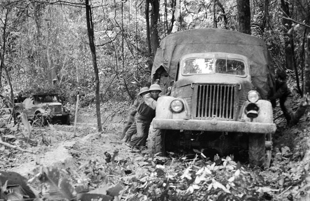 ГАЗ-63 и ГАЗ-69 преодолевают раскисшую тропу. Отсутствие камуфляжа выдавало расположение машин — с воздуха было видно, как бликовали ветровые стекла