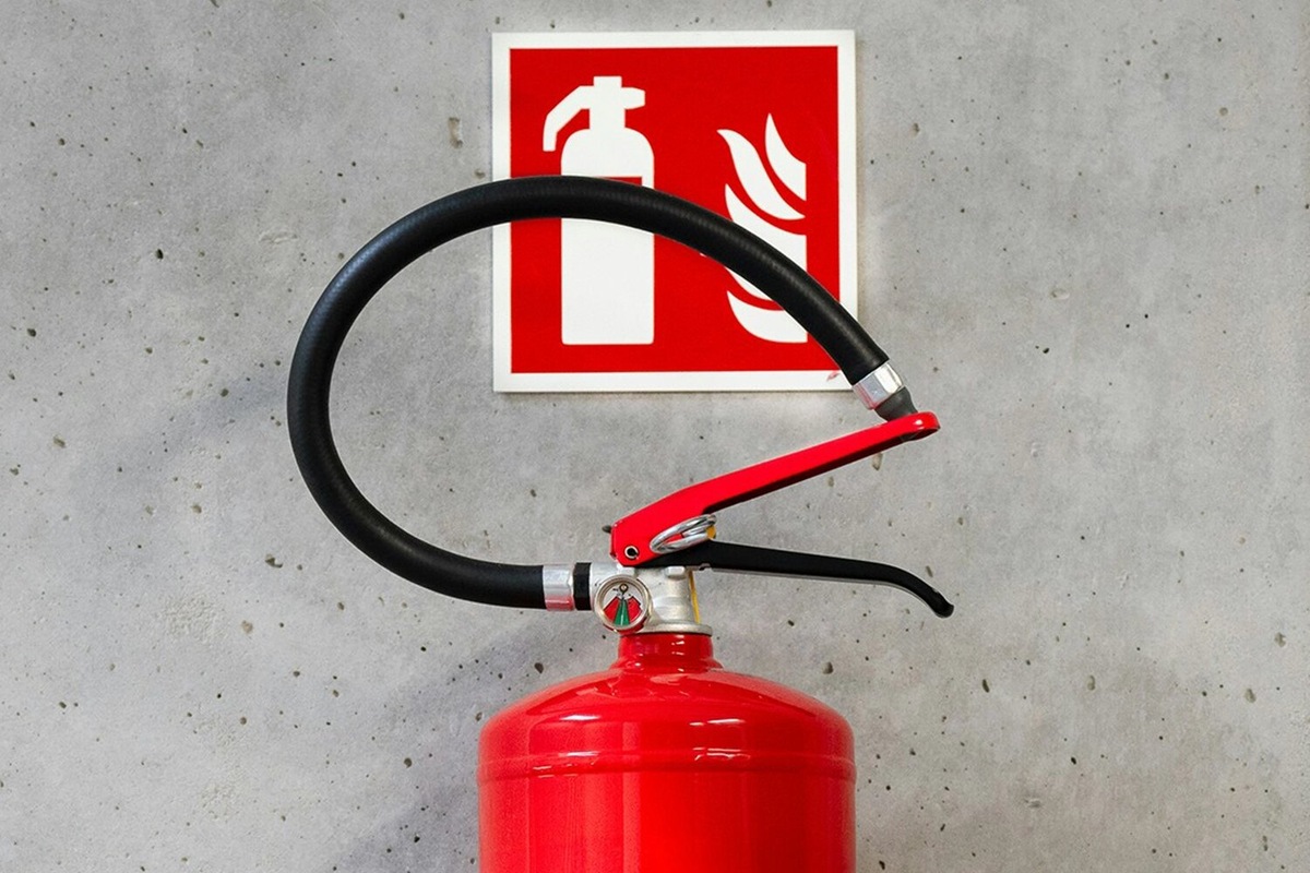 Запорно-пусковое устройство огнетушителя с предохранительной чекой