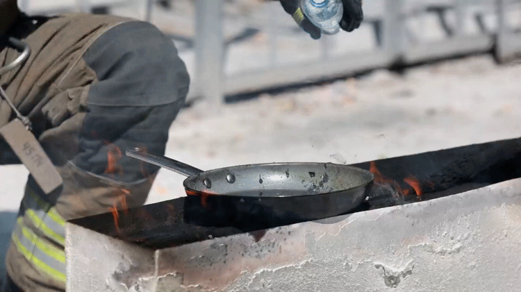 Что случится, если налить воды в сковороду с перегретым маслом. Видео МЧС России