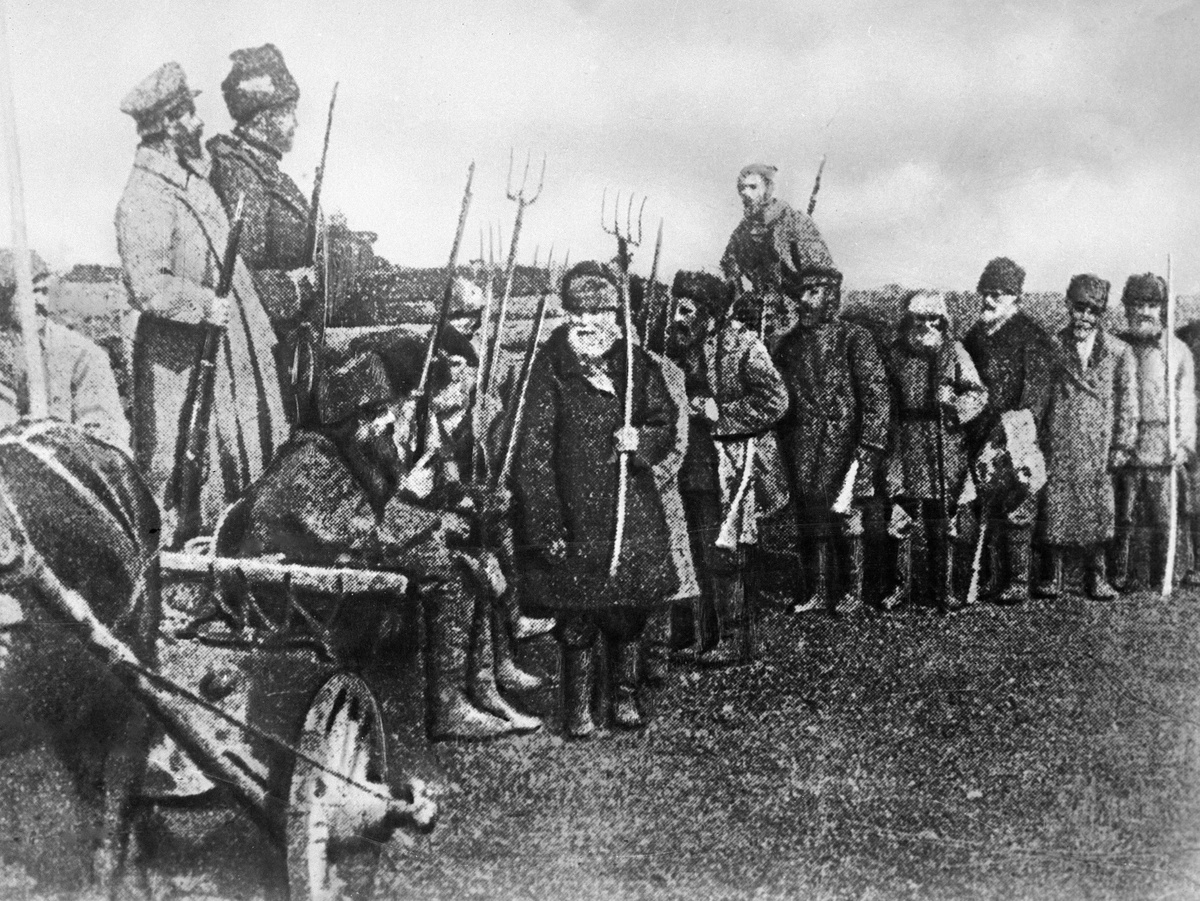 И уже в эту борьбу вмешивались потом красные или белые или ещё какие власти. 