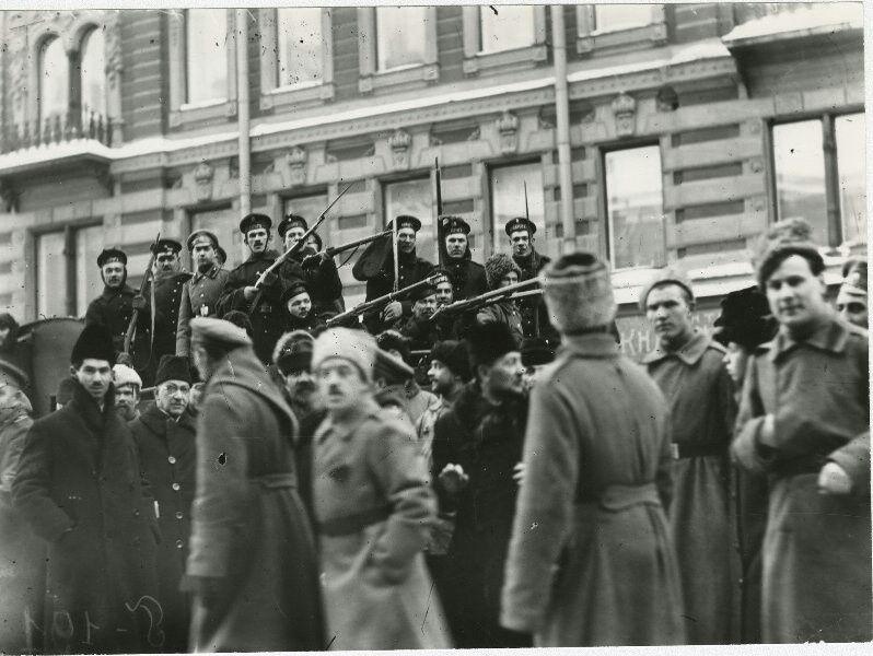 Революционные матросы и солдаты в Петрограде, 1917 год.