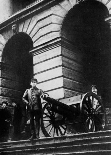 Здание Смольного института в 1918 году, Петроград.