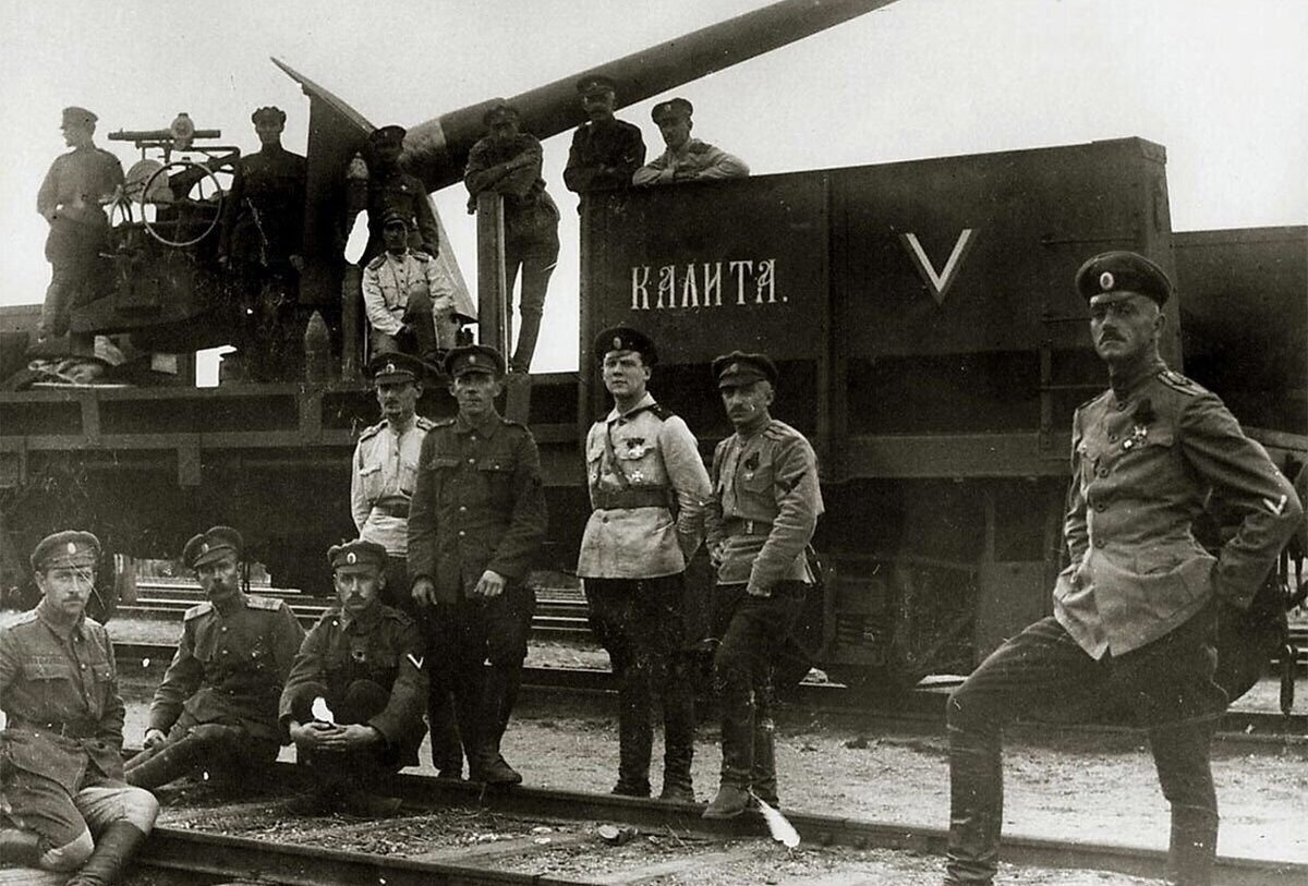 И разумеется тот, кто предпочитал не отвечать вообще, заранее попадал в не самое выгодное положение. С другой стороны, у обывателя в разгар Гражданской появлялся спрос на власть, которая просто «наведёт уже порядок наконец», неважно какого цвета будет. Но и тут белые в общем-то мало что могли предложить. 