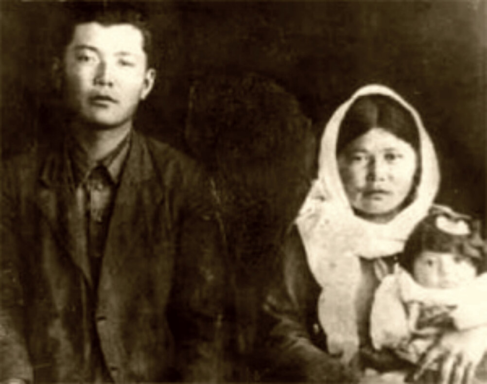   Дуйшенкул и Керимбюбю Шопоковы с дочерью, 1940 год.