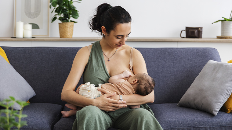    Как часто нужно кормить грудного ребенка днем и ночью. Фото: www.gettyimages.com/ The Creative Tandem