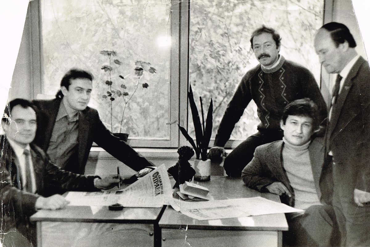 В редакции газеты «Андижанская правда». Слева направо: Сорокин Евгений Николаевич, Юрий Алмакаев, Валерий Сердце, Игорь Ионов (мой отец),  Леонид Орлов. 26.12.1975 (фото В. Усманова). Фото из нашего семейного альбома