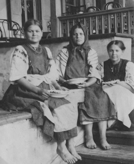 Крестьянские девушки не ранее 1890-ых