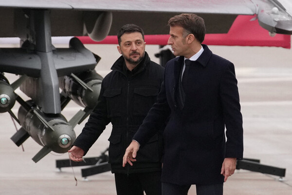 Владимир Зеленский и Эммануэль Макрон во время встречи в Париже, 17 ноября 2025 года / Christophe Ena/Reuters   📷