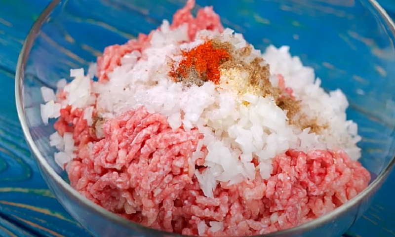 Один секретный шаг — и котлеты получаются сочными даже из самого сухого фарша