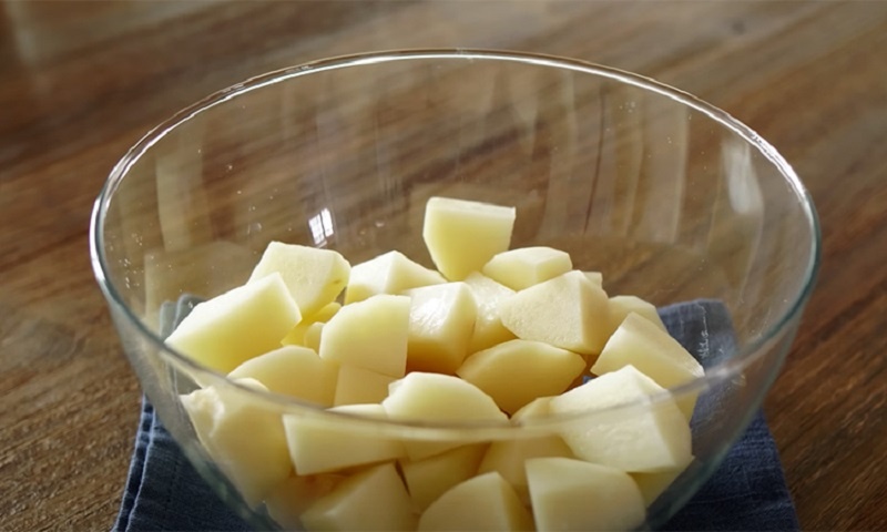 Картофельное пюре превращается в хрустящие чипсы: секрет необычной домашней закуски