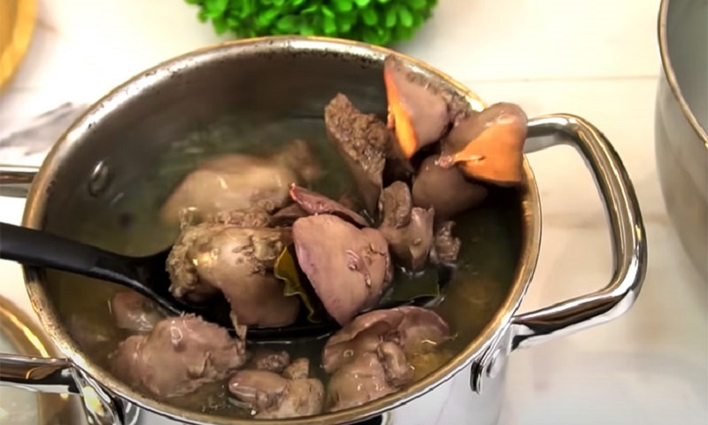 Пирог с печенью на кефире: сочный и быстрый ужин без хлопот