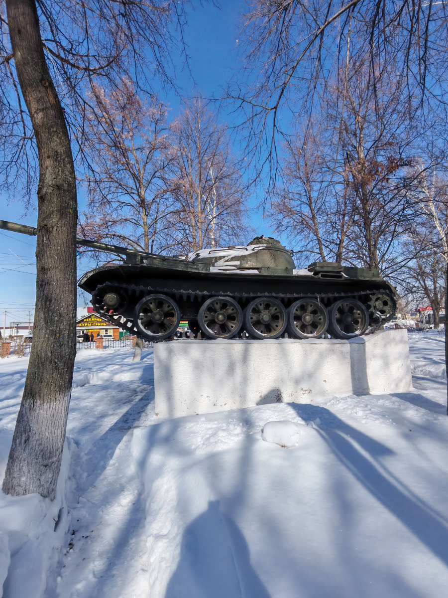 Памятник Танк Т-54. рп Чердаклы Ульяновская область. Фото автора 